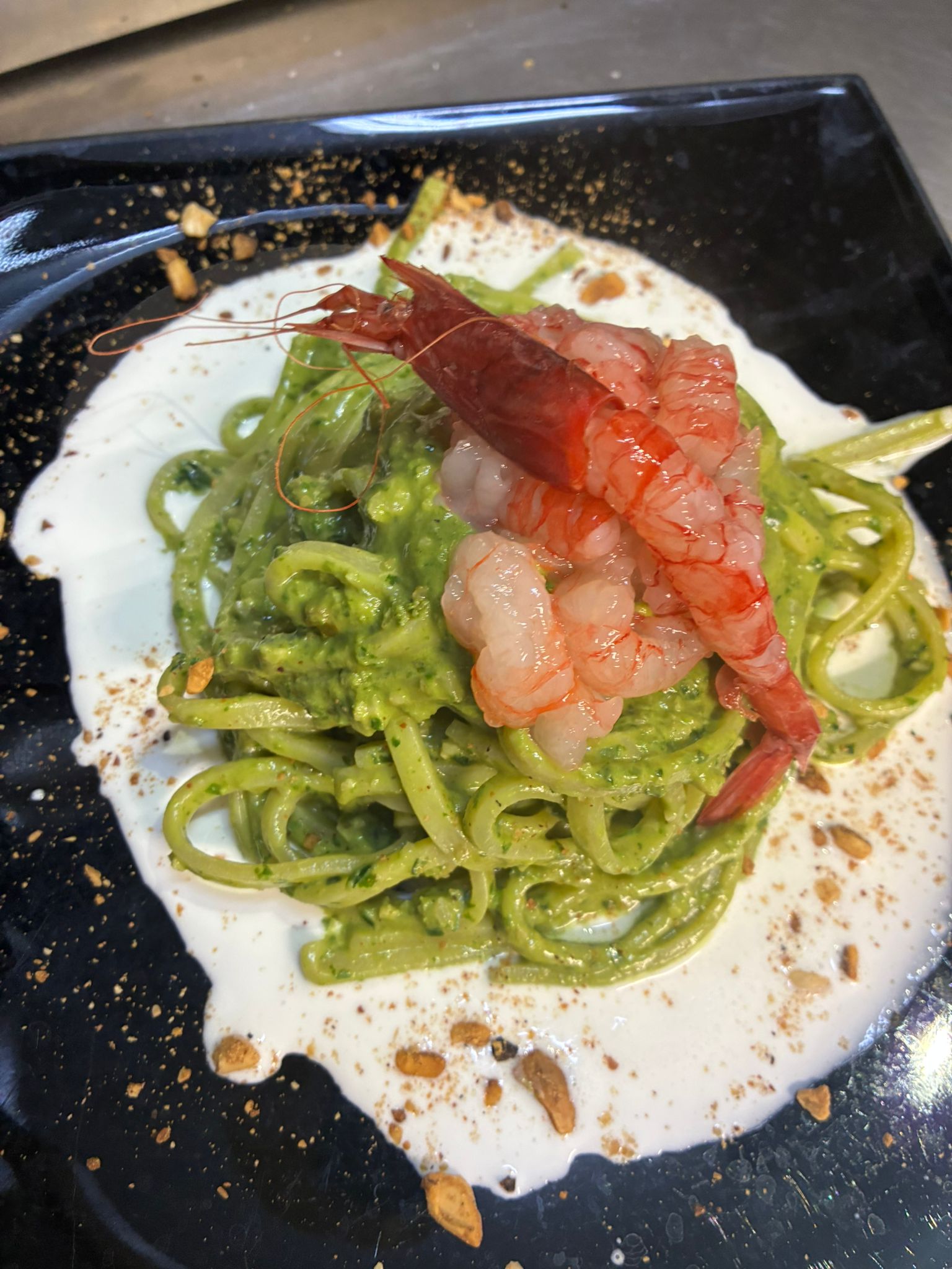 Trenette basilico, crema di burrata e tartare di gambero