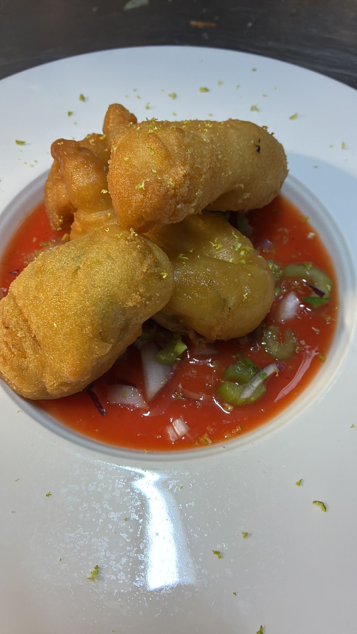 Fiori di zucca pastellati con mozzarella, acciughe con gazpacho di pomodoro