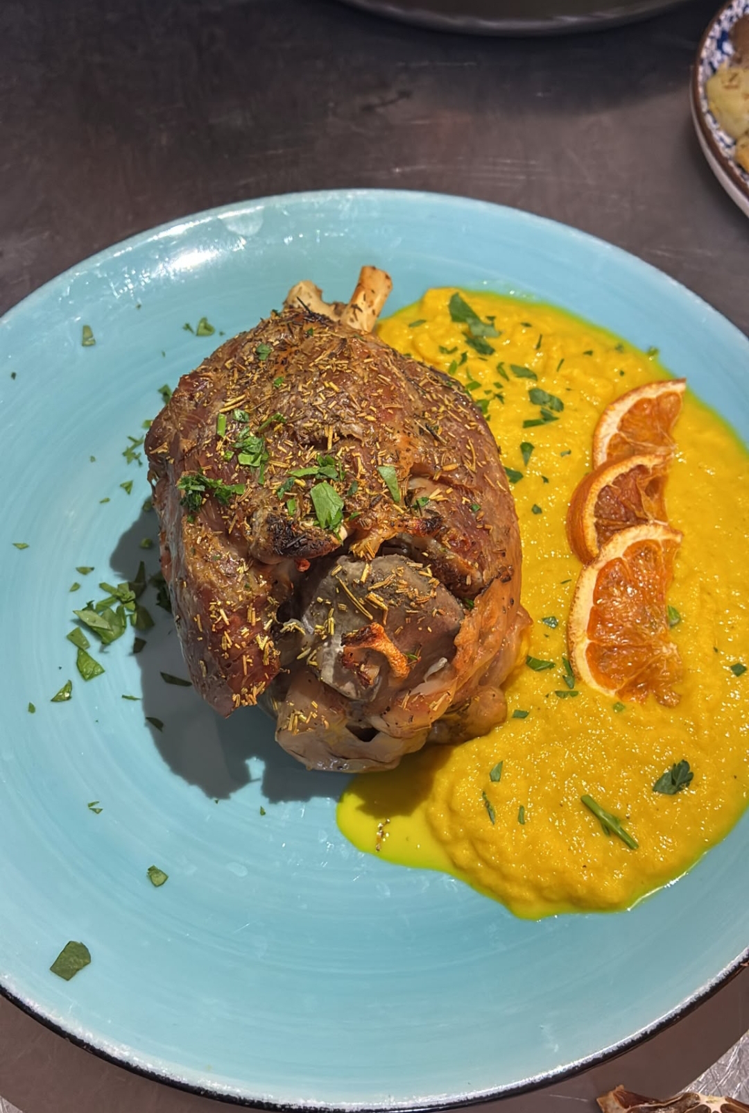 Stinco di maiale con crema di carote e arancia 